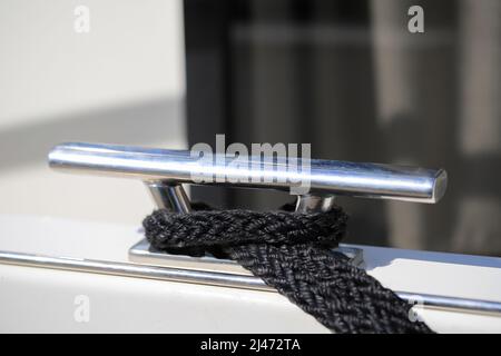 Enger Knoten auf einem Stahlstrang eines Bootes, Detail des gebundenen Seezeiles Stockfoto