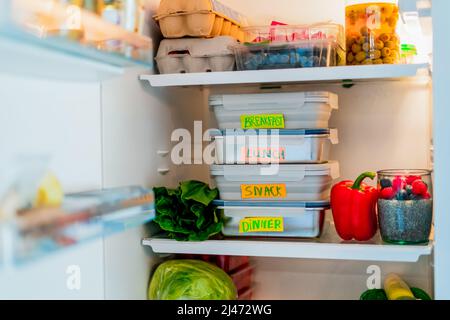 Gesunde Ernährung Plan zur Gewichtsreduktion, täglich bereit Menü, Mittagessen Boxen im Voraus gekocht und bereit, zum Mittagessen serviert werden, stehen Sie im Kühlschrank. Behälter mit Stockfoto