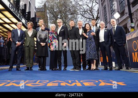 (L bis R) Charles S. Cohen, Johnny Flynn, Matthew Macfadyen, Kelly Macdonald, Dame Penelope Wilton, Colin Firth, Jason Isaacs, John Madden, Michelle Ashford, Kris Thykier und Ben Macintire kommen zur britischen Premiere der Operation Mincemeat im Curzon Mayfair Kino im Zentrum von London. Bilddatum: Dienstag, 12. April 2022. Stockfoto