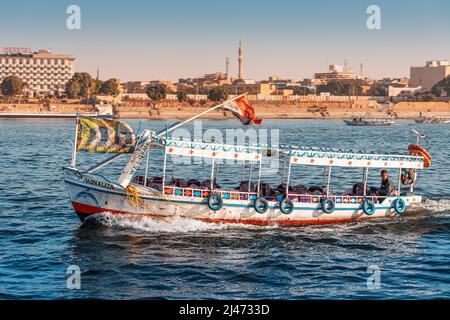 11. Januar 2022, Luxor, Ägypten: Traditionelle ägyptische Fähren bringen Passagiere von einem Ufer des Nils zum anderen Stockfoto