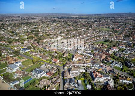Luftaufnahme von East Preston Village und Anggered on Sea mit den South Downs im Hintergrund und South Strand im Blick. Stockfoto
