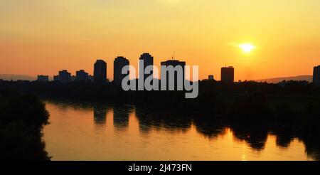 Abendpanorama von Zagreb, Kroatien. Sonnenuntergang am Ufer der Sava in Zagreb, Kroatien Stockfoto