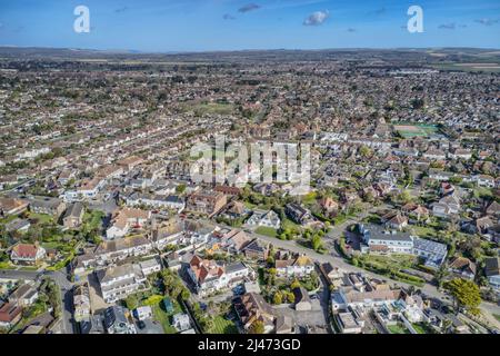 Luftaufnahme von East Preston Village und Anggered on Sea mit den South Downs im Hintergrund. Stockfoto