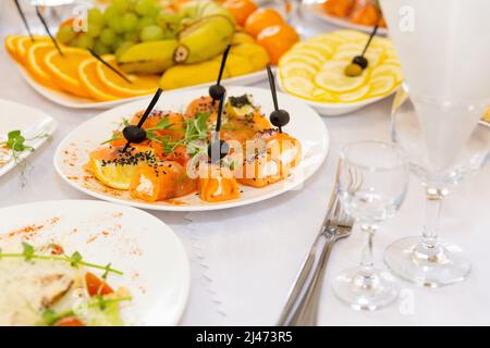 Tischset für Hochzeit oder ein anderes Abendessen mit Catering. Konzept: Servieren. Feiern. Jahrestag. Hochzeit Stockfoto