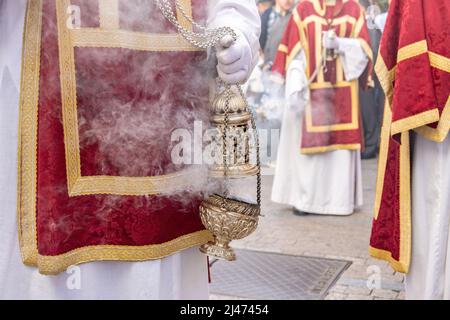 Detail des Räucherfachs, das Rauch und Duft von Weihrauch in einer Prozession von Altarjungen oder Akolyten in der Prozession der Heiligen Woche erzeugt. Selektiver Fokus mit Stockfoto