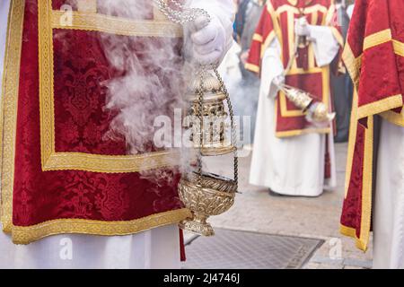 Detail des Räucherfachs, das Rauch und Duft von Weihrauch in einer Prozession von Altarjungen oder Akolyten in der Prozession der Heiligen Woche erzeugt. Selektiver Fokus mit Stockfoto