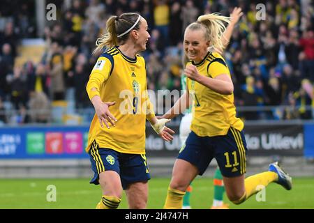 Göteborg, Schweden. 12. April 2022. Kosovare Asllani (9 Schweden) und Stina Blackstenius (11 Schweden) feiern am 12. 2022. April im Gamla Ullevi in Göteborg, Schweden, das Qualifikationsspiel der Weltmeisterschaft 2023 zwischen Schweden und der Republik Irland Peter Sonander/SPP Credit: SPP Sport Press Photo. /Alamy Live News Stockfoto