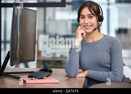 Hinter schönen Dingen steckt viel harte Arbeit. Aufnahme einer jungen Geschäftsfrau, die in einem Büro an einem Computer arbeitet. Stockfoto