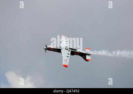 Polnische Luftwaffe 'Orlik Aerobatic Team'. Der Flug besteht aus 7 Flugzeugen des Typs „PZL-130TC Turbo Orlik“. Stockfoto