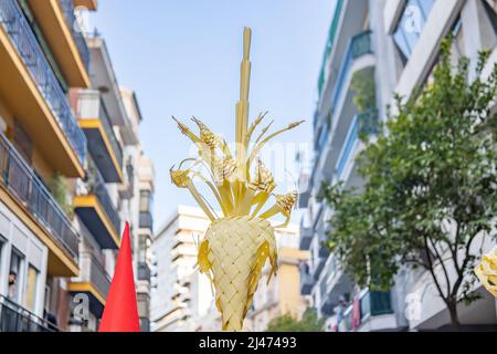 Palme aus Elche, Spanien, für Nazarener und Büßer am Palmsonntag während der Karwoche in der Prozession La Borriquita Stockfoto