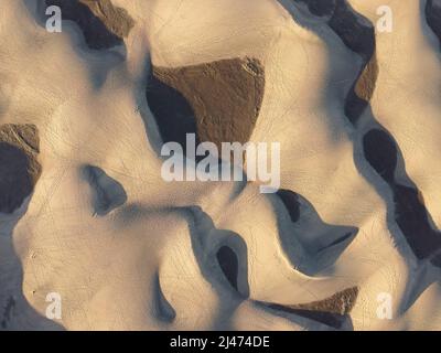 Luftdrohnenlandschaft von Maspalomas goldenen Sanddünen bei Sonnenaufgang, Gran Canaria, Kanarische Inseln, Spanien Stockfoto