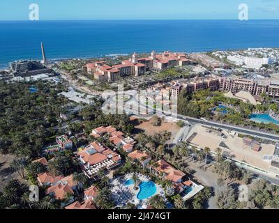 Drohne aus der Luft. Beliebter Ferienort Meloneras, mit Hotels und Restaurants, in der Nähe der Maspalomas Dünen auf Gran Canaria, Kanarische Inseln, Spanien Stockfoto