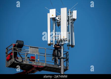 Montage, Installation eines 5G Funksenders, Mast auf einem Wohngebäude, schnelles mobiles Internet, Düsseldorf, NRW, Deutschland Stockfoto