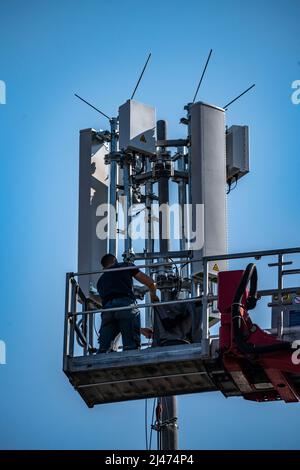 Montage, Installation eines 5G Funksenders, Mast auf einem Wohngebäude, schnelles mobiles Internet, Düsseldorf, NRW, Deutschland Stockfoto