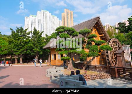 Nan Lian Garden Wassermühle, Hongkong, China. Wunderschöne Aufnahme dieser großartigen chinesischen Architektur. Wolkenkratzer im Hintergrund geben Kontrast Stockfoto