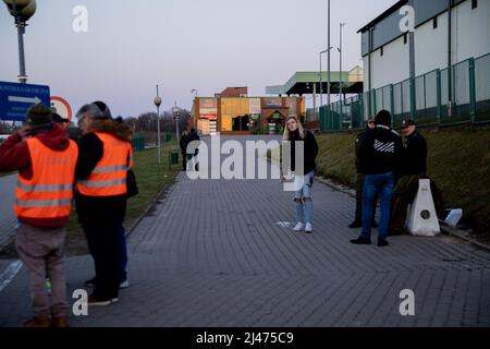 Przemysl, Polen. 12. April 2022. Am Grenzübergang Medyka hinter der ukrainischen Grenze gibt es abends wenig Aktivität. Quelle: Christoph Soeder/dpa/Alamy Live News Stockfoto