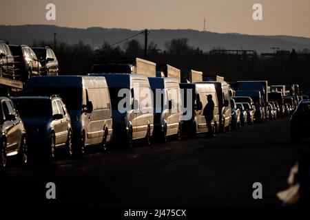 Przemysl, Polen. 12. April 2022. Am Abend stehen auf polnischer Seite Fahrzeuge vor dem Grenzübergang Medyka an, um in die Ukraine zu fahren. Quelle: Christoph Soeder/dpa/Alamy Live News Stockfoto