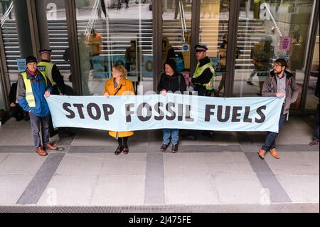 London, Großbritannien. 12. April 2022. Extinction Rebellion Block den Eingang zum Büro von Lloyd's of London Stockfoto