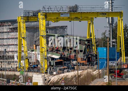 Bau einer 480 Meter langen Brücke für die neue Stadtbahnlinie U81, über das Nordsternkreuz, über die A44 und die B8 am Flughafen Düsseldorf, im Taksc Stockfoto