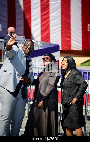 Philadelphia, Vereinigte Staaten Von Amerika. 12. April 2022. Gewerkschaftsmitglieder kommen vor der geplanten Rede von US-Vizepräsident Kamala Harris in der Sheetmetal Workers Local 19 Hall in Philadelphia, Pennsylvania, USA, am 12. April 2022. Quelle: SIPA USA/Alamy Live News Stockfoto