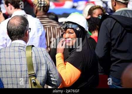 Philadelphia, Vereinigte Staaten Von Amerika. 12. April 2022. Gewerkschaftsmitglieder kommen vor der geplanten Rede von US-Vizepräsident Kamala Harris in der Sheetmetal Workers Local 19 Hall in Philadelphia, Pennsylvania, USA, am 12. April 2022. Quelle: SIPA USA/Alamy Live News Stockfoto