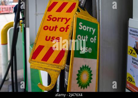 Slough, berkshire, Großbritannien. 12.. April 2022. Einige der Pumpen an einer BP-Tankstelle in Slough waren heute außer Betrieb. Nach der Blockade der Treibstoffdepots durch Just Stop Oil-Aktivisten haben viele Tankstellen im Südosten Englands Benzinmangel. Quelle: Maureen McLean/Alamy Live News Stockfoto