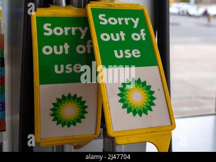 Slough, berkshire, Großbritannien. 12.. April 2022. Einige der Pumpen an einer BP-Tankstelle in Slough waren heute außer Betrieb. Nach der Blockade der Treibstoffdepots durch Just Stop Oil-Aktivisten haben viele Tankstellen im Südosten Englands Benzinmangel. Quelle: Maureen McLean/Alamy Live News Stockfoto