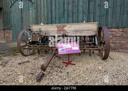 York.Yorkshire.Vereinigtes Königreich.Februar 16. 2022.eine antike Sämaschine ist im Yorkshire Museum of Farming ausgestellt Stockfoto