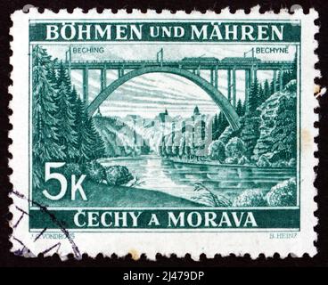 BÖHMEN UND MÄHREN - UM 1940: Eine in Böhmen und Mähren gedruckte Briefmarke zeigt die Lainsitzbrücke bei Bechyne, um 1940 Stockfoto