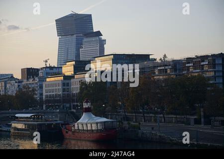 Blick auf ein schiefe Gebäude an der seine im Zentrum von Paris, Frankreich Stockfoto