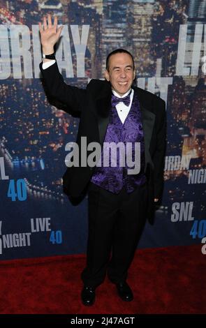 **DATEI FOTO** Gilbert Gottfried ist verstorben. New York, NY - 15. Februar: Gilbert Gottfried nimmt am 15. Februar 2015 an der Jubiläumsfeier der SNL 40. auf der Rockefeller Plaza in New York City Teil. Quelle: John Palmer/MediaPunch Stockfoto