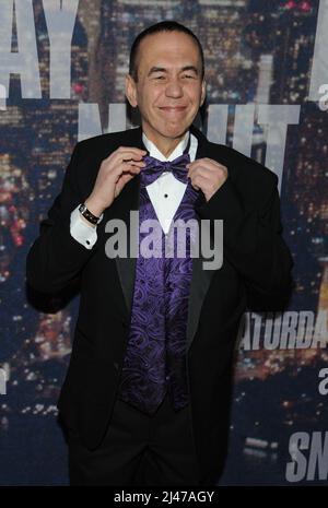 **DATEI FOTO** Gilbert Gottfried ist verstorben. New York, NY - 15. Februar: Gilbert Gottfried nimmt am 15. Februar 2015 an der Jubiläumsfeier der SNL 40. auf der Rockefeller Plaza in New York City Teil. Quelle: John Palmer/MediaPunch Stockfoto