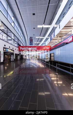 Leeres Terminalgebäude am Flughafen Wien in Österreich während der Schließung der Corona-Pandemie Stockfoto