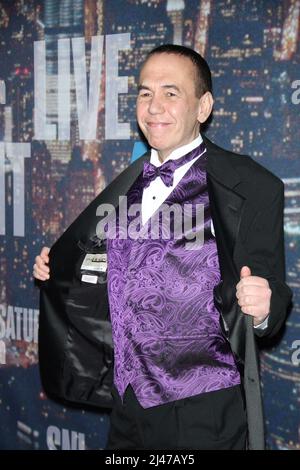 **DATEI FOTO** Gilbert Gottfried ist verstorben. NEW YORK, NY - 15. FEBRUAR: Gilbert Gottfried beim SNL 40.-Jubiläumsangebot, das am 15. Februar 2015 das 40-jährige Jubiläum der Samstagabend-Nacht im Rockefeller Plaza in New York City feiert. Kredit: RW/MediaPunch Stockfoto