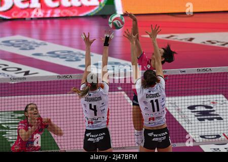 Palazzo dello Sport, Cuneo, Italien, 12. April 2022, Danielle Hancock (Igor Gorgonzola Novara)&#XA; - Squarcini Federica (Bosca Cuneo) - Cu 11 - Caterina Bosetti (Igor Gorgonzola Novara) während des Play Off - Bosca S. Bernardo Cuneo gegen Igor Gorgonzola Novara - Volleyball Italienische Serie A1 Frauenspiel Stockfoto