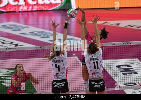 Cuneo, Italien. 12. April 2022. Danielle Hancock (Igor Gorgonzola Novara) - Squarcini Federica (Bosca Cuneo) - Cu 11 - Caterina Bosetti (Igor Gorgonzola Novara) während des Spiels - Bosca S. Bernardo Cuneo gegen Igor Gorgonzola Novara, Volleyball Italienische Serie A1 Frauenspiel in Cuneo, Italien, April 12 2022 Kredit: Unabhängige Fotoagentur/Alamy Live News Stockfoto