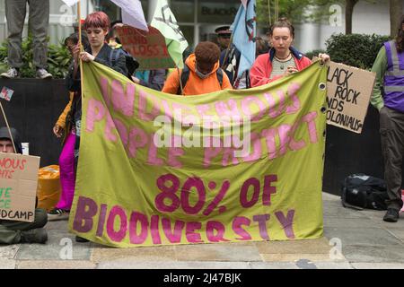 London Großbritannien 12 April XR Extinction Rebellion Bühne Protest blackrock London Stockfoto