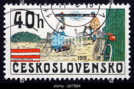 TSCHECHOSLOWAKEI - UM 1979: Eine in der Tschechoslowakei gedruckte Marke zeigt Fahrräder von 1910, um 1979 Stockfoto