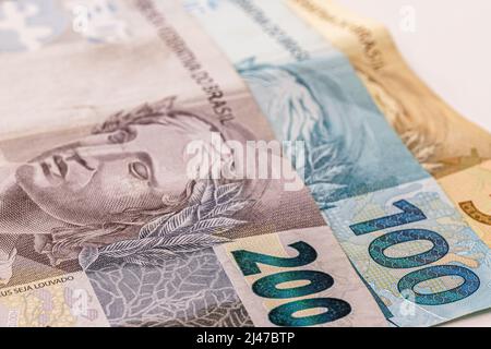 Brasilianische Banknoten, Banknoten von 100, 50 und 200 Reais. Brasilianisches Wirtschaftskonzept Stockfoto