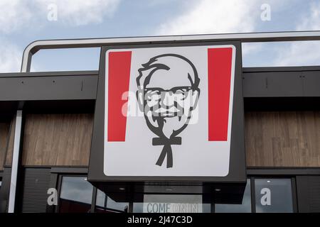 Slough, Großbritannien. 12.. April 2022. Eine KFC-Fahrt durch Slough. Aufnahmen, die von verdeckten Ermittlern im Auftrag der veganen Lebensmittelmarke VFC im Moy Park gefilmt wurden, haben angeblich erschütternde Aufnahmen von totem Geflügel in dicht gepackten Hühnerstall aufgenommen. Moy Park ist ein Lieferant von Hähnchen für die Fast-Food-Kette KFC. Tierrechtler sind seit vielen Jahren sehr besorgt über das Wohlergehen von Geflügel, das für die Fast-Food-Industrie und billige Supermärkte gezüchtet wird. Quelle: Maureen McLean/Alamy Live News Stockfoto