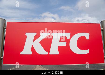 Slough, Großbritannien. 12.. April 2022. Eine KFC-Fahrt durch Slough. Aufnahmen, die von verdeckten Ermittlern im Auftrag der veganen Lebensmittelmarke VFC im Moy Park gefilmt wurden, haben angeblich erschütternde Aufnahmen von totem Geflügel in dicht gepackten Hühnerstall aufgenommen. Moy Park ist ein Lieferant von Hähnchen für die Fast-Food-Kette KFC. Tierrechtler sind seit vielen Jahren sehr besorgt über das Wohlergehen von Geflügel, das für die Fast-Food-Industrie und billige Supermärkte gezüchtet wird. Quelle: Maureen McLean/Alamy Live News Stockfoto