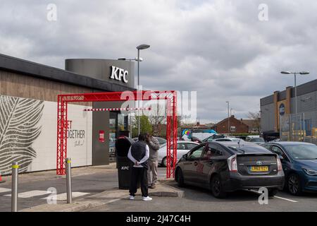 Slough, Großbritannien. 12.. April 2022. Eine KFC-Fahrt durch Slough. Aufnahmen, die von verdeckten Ermittlern im Auftrag der veganen Lebensmittelmarke VFC im Moy Park gefilmt wurden, haben angeblich erschütternde Aufnahmen von totem Geflügel in dicht gepackten Hühnerstall aufgenommen. Moy Park ist ein Lieferant von Hähnchen für die Fast-Food-Kette KFC. Tierrechtler sind seit vielen Jahren sehr besorgt über das Wohlergehen von Geflügel, das für die Fast-Food-Industrie und billige Supermärkte gezüchtet wird. Quelle: Maureen McLean/Alamy Live News Stockfoto