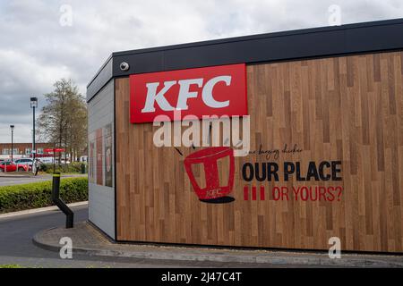 Slough, Großbritannien. 12.. April 2022. Eine KFC-Fahrt durch Slough. Aufnahmen, die von verdeckten Ermittlern im Auftrag der veganen Lebensmittelmarke VFC im Moy Park gefilmt wurden, haben angeblich erschütternde Aufnahmen von totem Geflügel in dicht gepackten Hühnerstall aufgenommen. Moy Park ist ein Lieferant von Hähnchen für die Fast-Food-Kette KFC. Tierrechtler sind seit vielen Jahren sehr besorgt über das Wohlergehen von Geflügel, das für die Fast-Food-Industrie und billige Supermärkte gezüchtet wird. Quelle: Maureen McLean/Alamy Live News Stockfoto