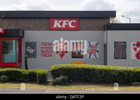 Slough, Großbritannien. 12.. April 2022. Eine KFC-Fahrt durch Slough. Aufnahmen, die von verdeckten Ermittlern im Auftrag der veganen Lebensmittelmarke VFC im Moy Park gefilmt wurden, haben angeblich erschütternde Aufnahmen von totem Geflügel in dicht gepackten Hühnerstall aufgenommen. Moy Park ist ein Lieferant von Hähnchen für die Fast-Food-Kette KFC. Tierrechtler sind seit vielen Jahren sehr besorgt über das Wohlergehen von Geflügel, das für die Fast-Food-Industrie und billige Supermärkte gezüchtet wird. Quelle: Maureen McLean/Alamy Live News Stockfoto