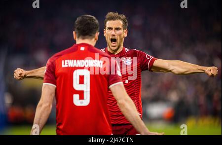 München, Deutschland, 12/04/2022, Torjubel: Robert Lewandowski (München), Leon Goretzka (München) FC Bayern München - FC Villareal 12.04.2022, Fussball; Saison 2021/22 Foto: Moritz Müller Copyright (nur für journalistische Zwecke) by : Moritz Müller, Wilhelm-Raabe-Str.18, 40470 Düsseldorf. Tel 0211-13954918. MB.: 0176-81034275; Honorar zzgl. 7 % UmSt. + Belegexemplar; Commerzbank, Konto: 3813045, BLZ: 30040000; IBAN: DE49 3004 0000 0381 3045 00; Finanzamt Düsseldorf-Nord, Steuernummer: 105/5193/1677 Stockfoto