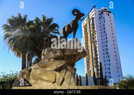 Figura o estatua de borrego cimarron, cimarrones, animal del desierto de sonora y edificio departamental, biens raices en la colonia Pitic en Hermosillo, Mexiko. (Foto von Luis Gutierrez/North Photo/) Figura o estatua de borrego cimarron, cimarrones, animal del desierto de sonora y edificio departamental, biens raices en la colonia Pitic en Hermosillo, Mexiko. (Foto von Luis Gutierrez/Nordfoto/) Stockfoto