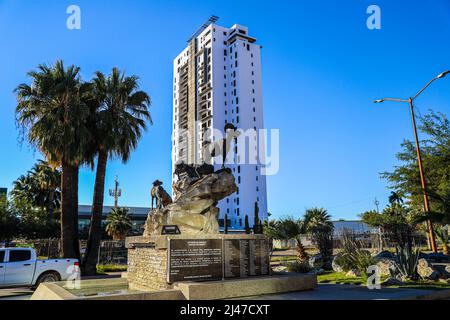 Figura o estatua de borrego cimarron, cimarrones, animal del desierto de sonora y edificio departamental, biens raices en la colonia Pitic en Hermosillo, Mexiko. (Foto von Luis Gutierrez/North Photo/) Figura o estatua de borrego cimarron, cimarrones, animal del desierto de sonora y edificio departamental, biens raices en la colonia Pitic en Hermosillo, Mexiko. (Foto von Luis Gutierrez/Nordfoto/) Stockfoto