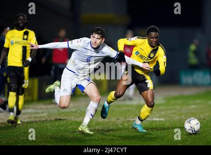 Callum lang von Wigan Athletic kämpft mit Williams Kokolo von Burton Albion während der Sky Bet League One im Pirelli Stadium, Burton. Bilddatum: Dienstag, 12. April 2022. Stockfoto