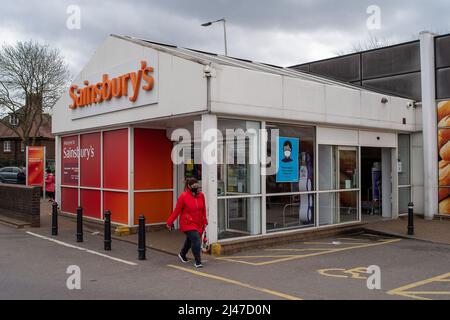 Slough, berkshire, Großbritannien. 12.. April 2022. Der beliebte Sainsbury's Supermarket an der Farnham Road, Slough, wird Ende April geschlossen. Es wird gemunkelt, dass der Supermarktriese Aldi stattdessen einziehen würde, aber das wurde von den Slough Estates-Vermieern SEGRO nicht bestätigt. Quelle: Maureen McLean/Alamy Live News Stockfoto