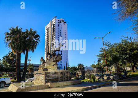 Figura o estatua de borrego cimarron, cimarrones, animal del desierto de sonora y edificio departamental, biens raices en la colonia Pitic en Hermosillo, Mexiko. (Foto von Luis Gutierrez/North Photo/) Figura o estatua de borrego cimarron, cimarrones, animal del desierto de sonora y edificio departamental, biens raices en la colonia Pitic en Hermosillo, Mexiko. (Foto von Luis Gutierrez/Nordfoto/) Stockfoto